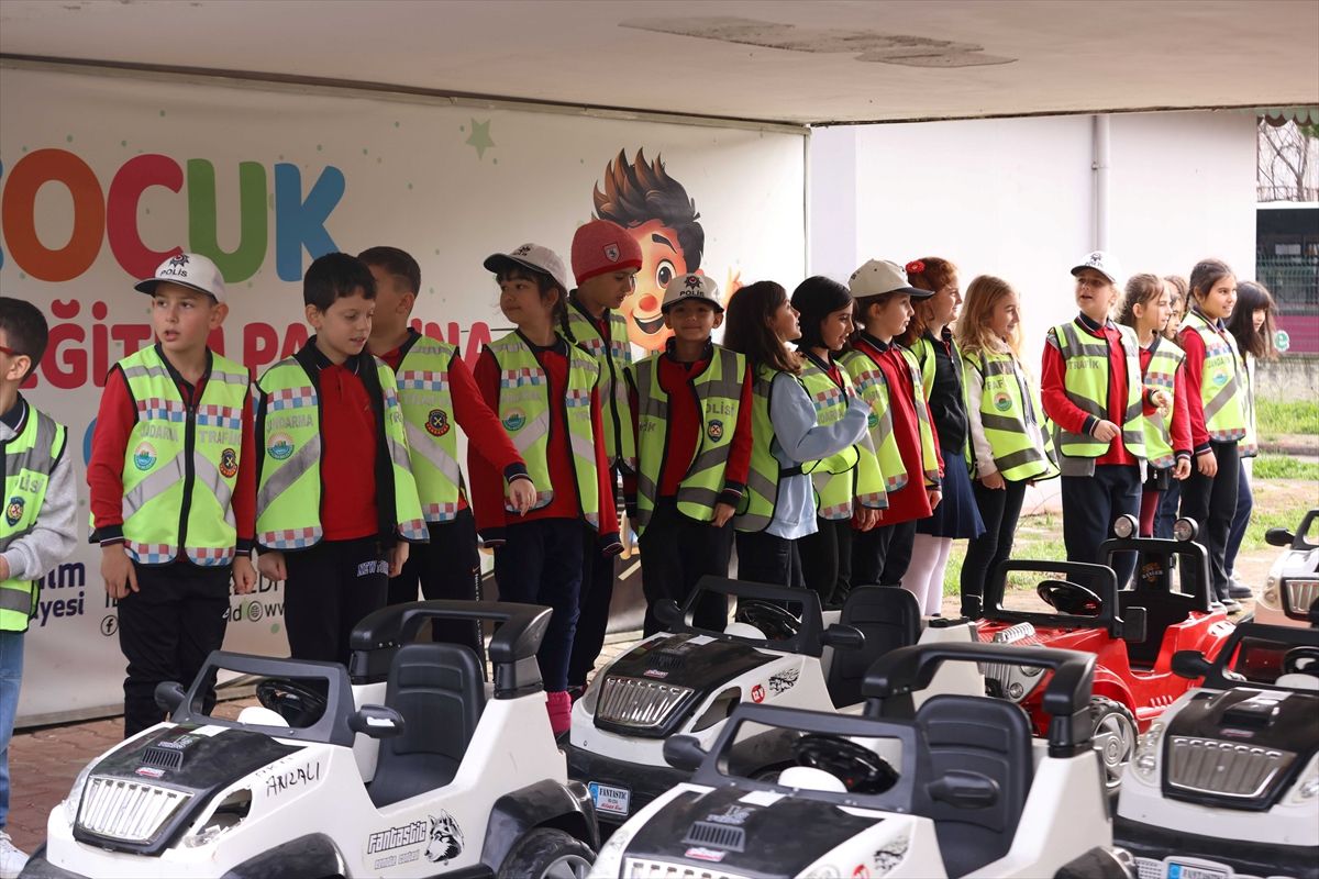 İlkadım Belediyesi eğitim pistinde küçük çocuklara trafik bilincini aşılıyor