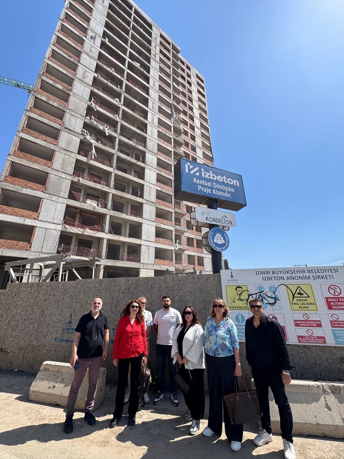 İzmir'de kentsel dönüşüm projesi hak sahipleri evlerinin teslim edilmesini bekliyor