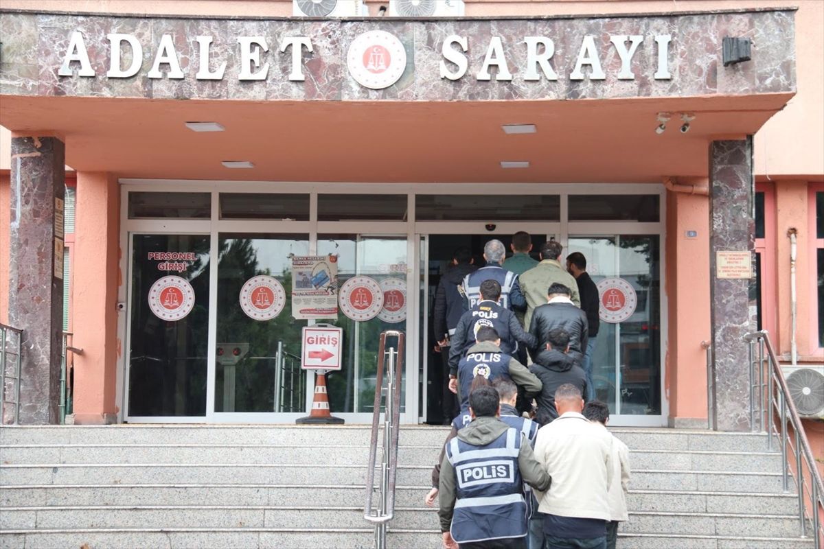 Karabük merkezli siber dolandırıcılık operasyonunda gözaltına alınan şüphelilerden 18'i tutuklandı