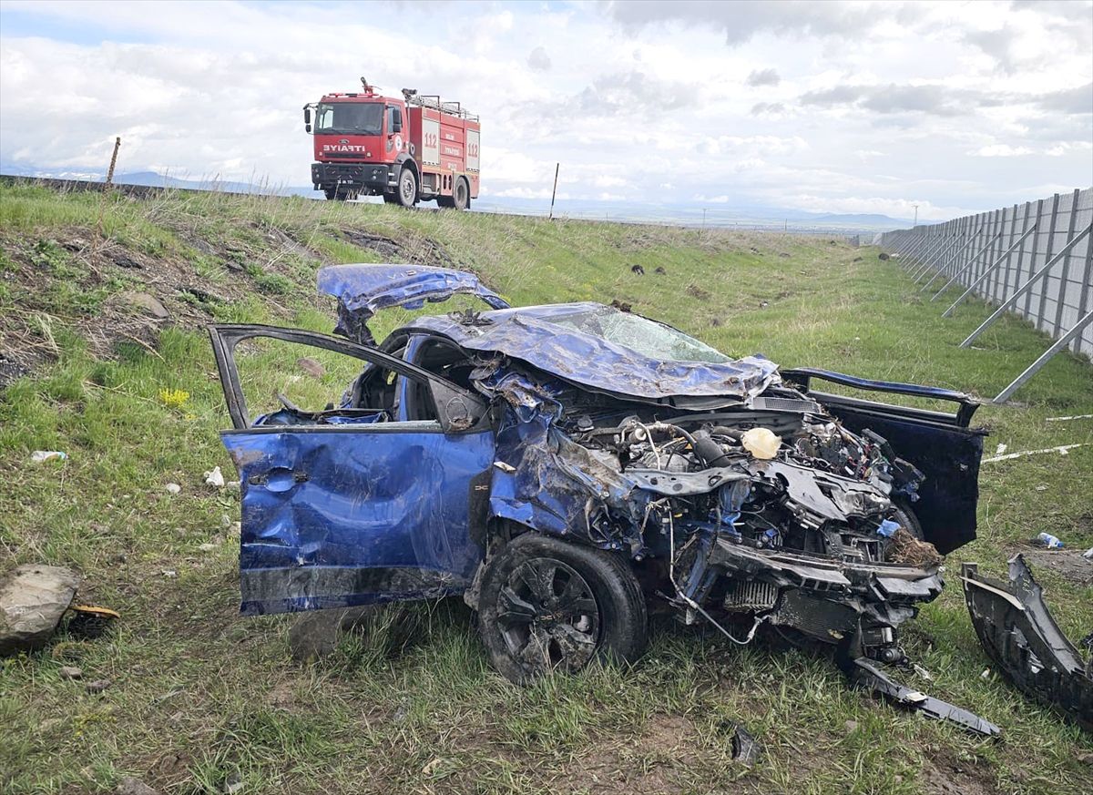 Sarıkamış'ta Otomobil Şarampole Devrildi: 1 Ölü, 2 Yaralı