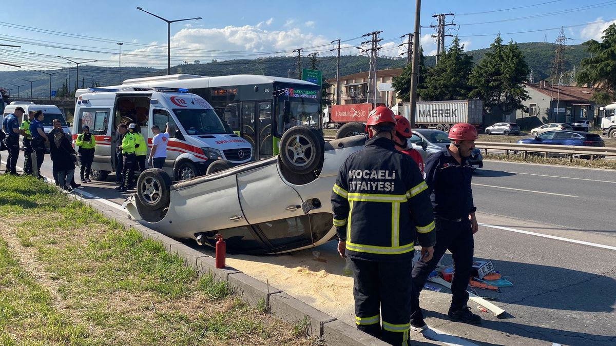 Kocaeli'de otomobil takla attı: 2 yaralı