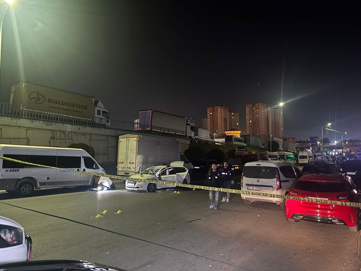 Küçükçekmece'de bir otomobil dur ihtarına uymadı: 1 polis yaralandı