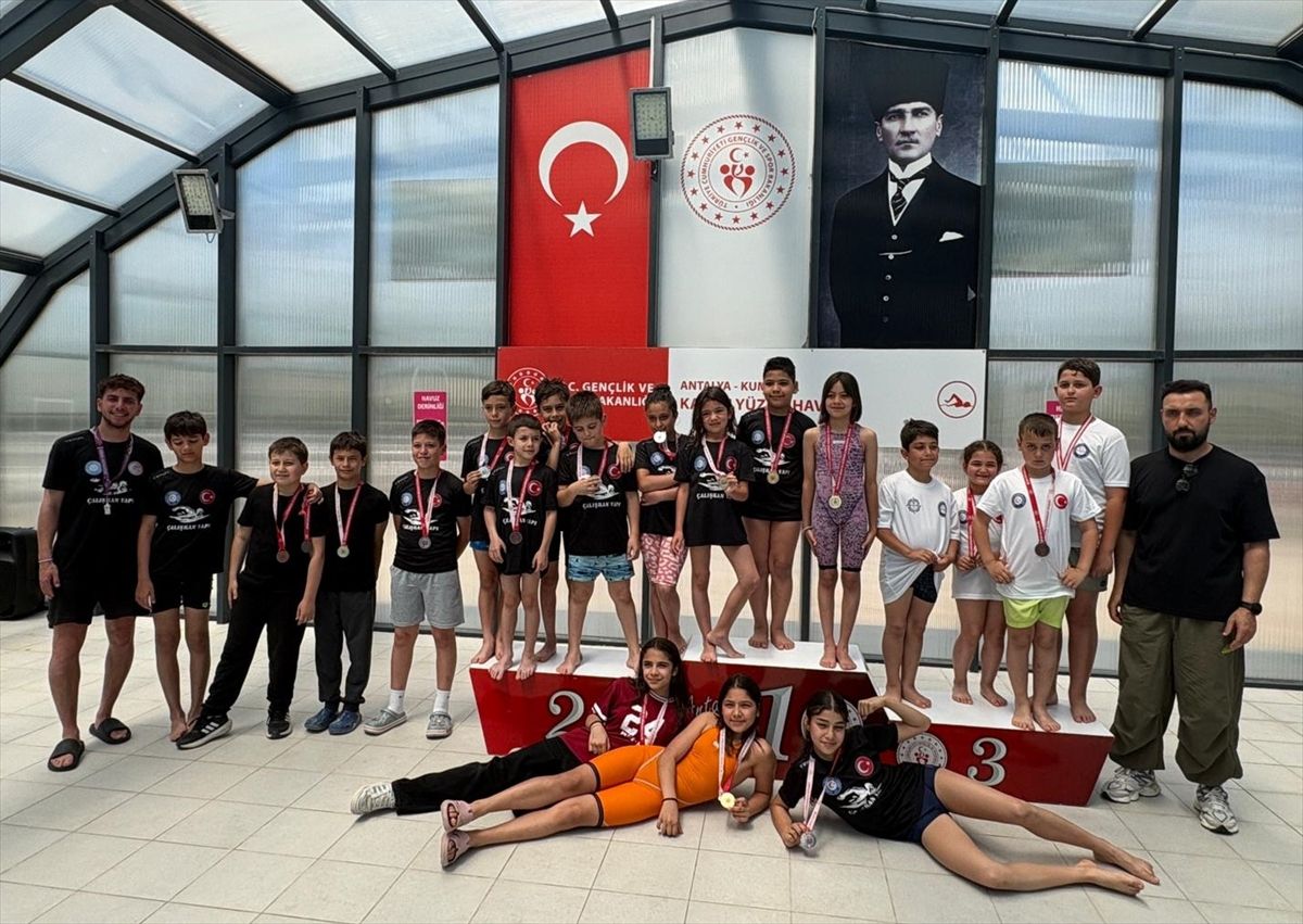 Kumluca'da yüzme yarışları yapıldı