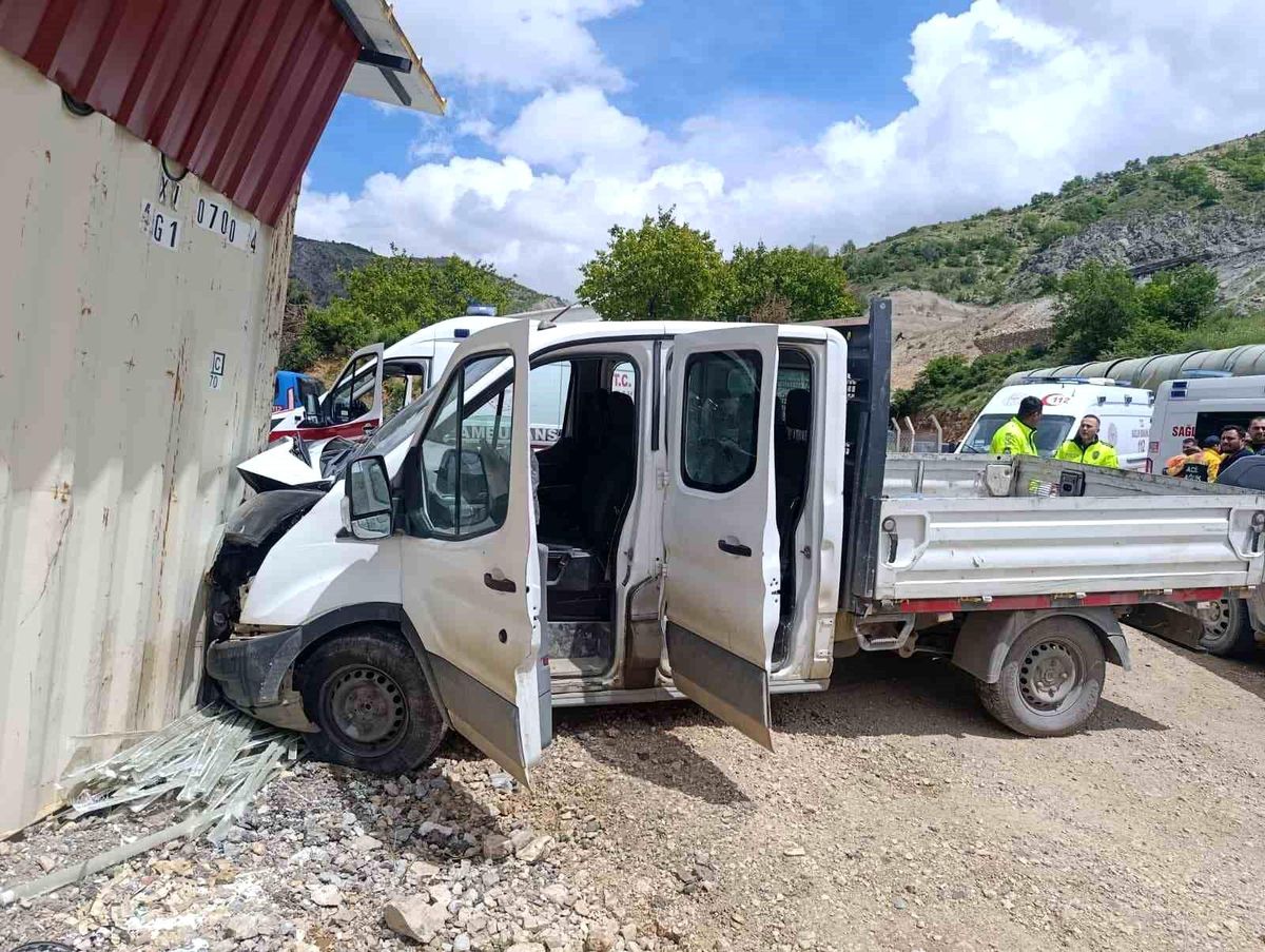 Malatya'da kamyonet şantiye girdi: 3 yaralı