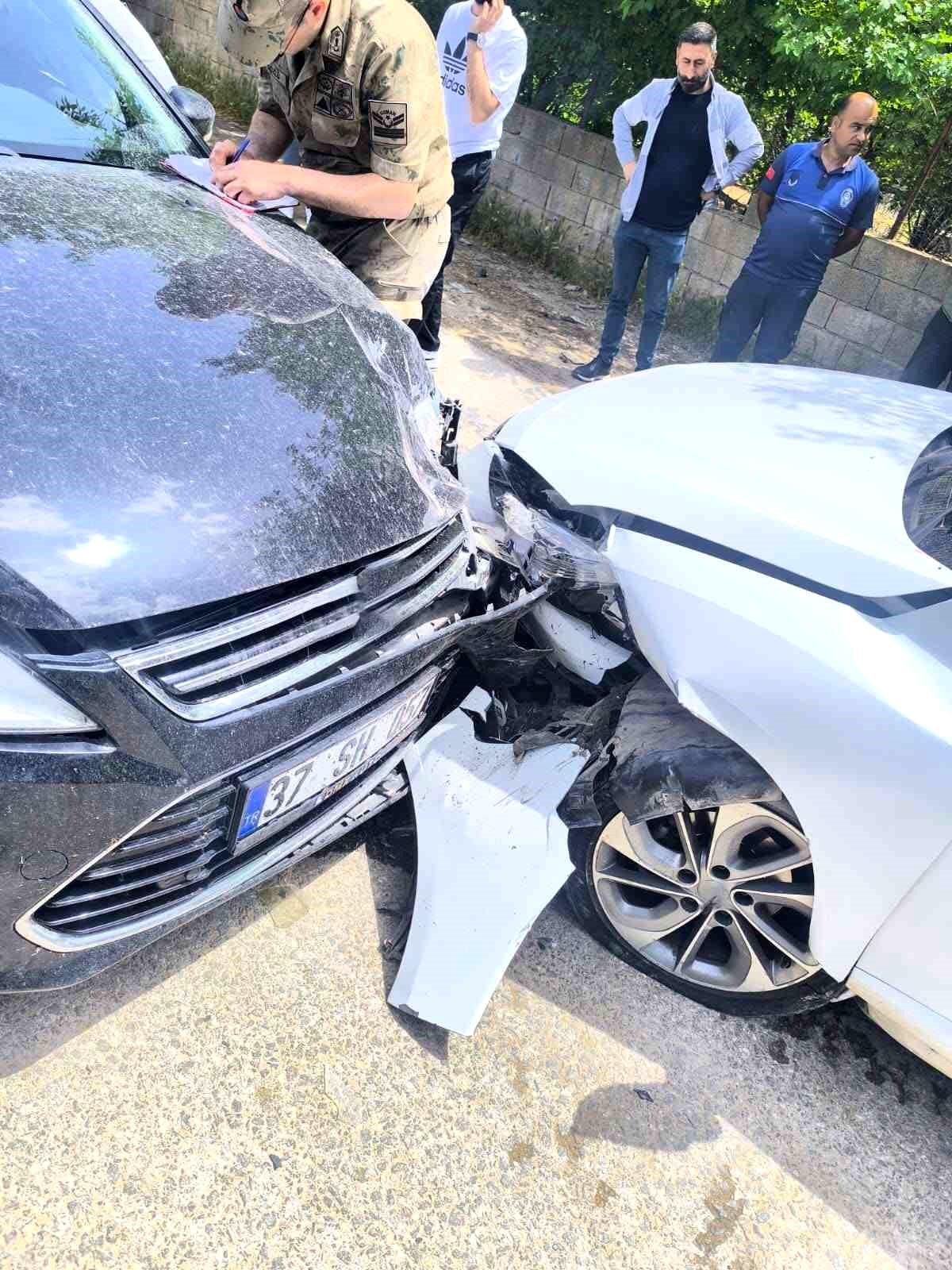 Mardin'de iki otomobilin çarpıştığı kazada 2 kişi yaralandı