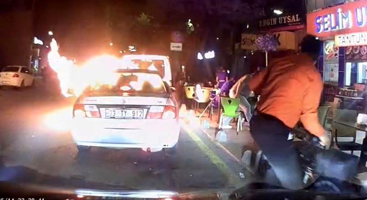 Mersin'de motor kısmından alev alan otomobil paniğe neden oldu