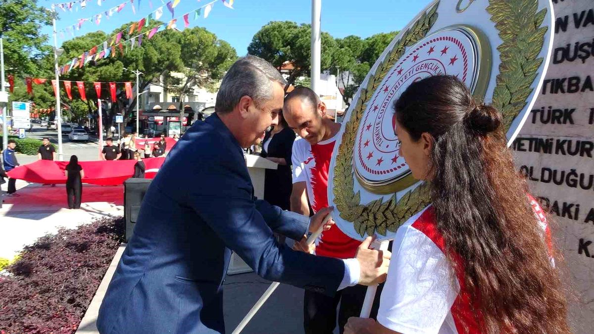 Muğla'da 19 Mayıs coşkusu Gençlik Haftası çelenk sunma töreniyle başladı