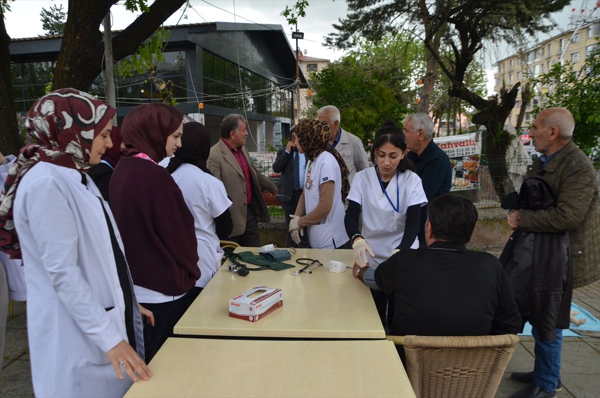 Muş'ta lise öğrencileri kurdukları stantta sağlık taraması yaptı