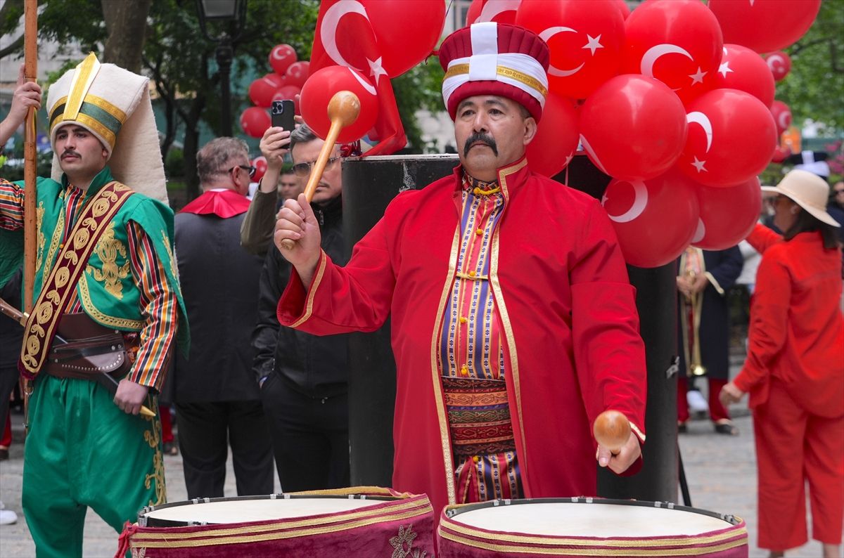 New York'ta 43. Türk Günü Yürüyüşü öncesi bayrak töreni