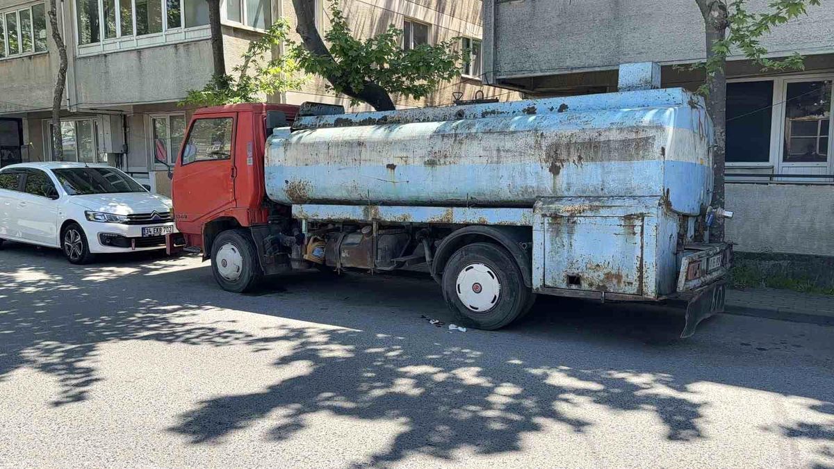 Park halindeki su tankerine çarpan scooter sürücüsü yaralandı