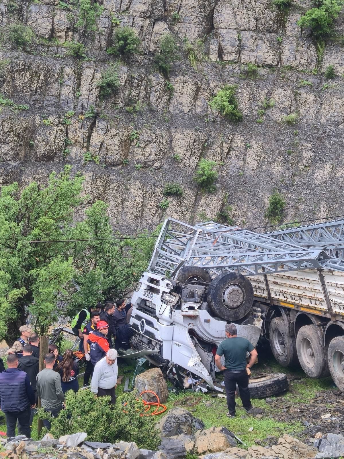 Şırnak'ta Elektrik Direği Yüklü Kamyon Şarampole Yuvarlandı: 1 Ölü
