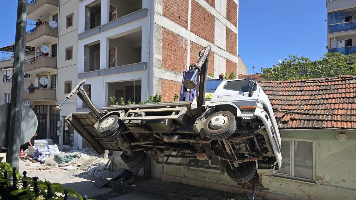 Bursa'da Vinç Devrildi: 2 İşçi Yaralandı