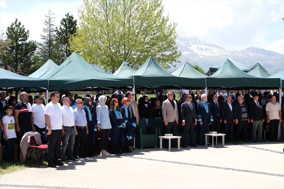 Seydişehir'de üniversite öğrencileri mezuniyet heyecanı yaşadı