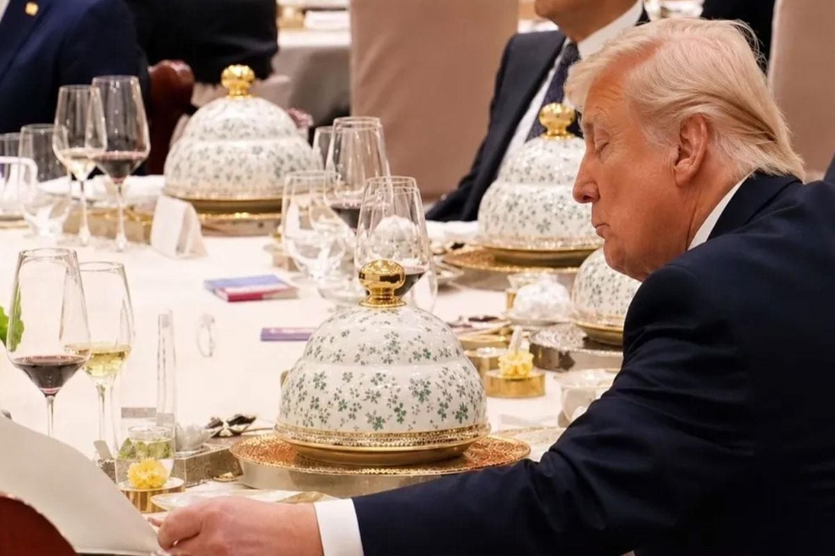 Şi masadan kalktı, Trump dayanamayıp gizlice defterini karıştırdı