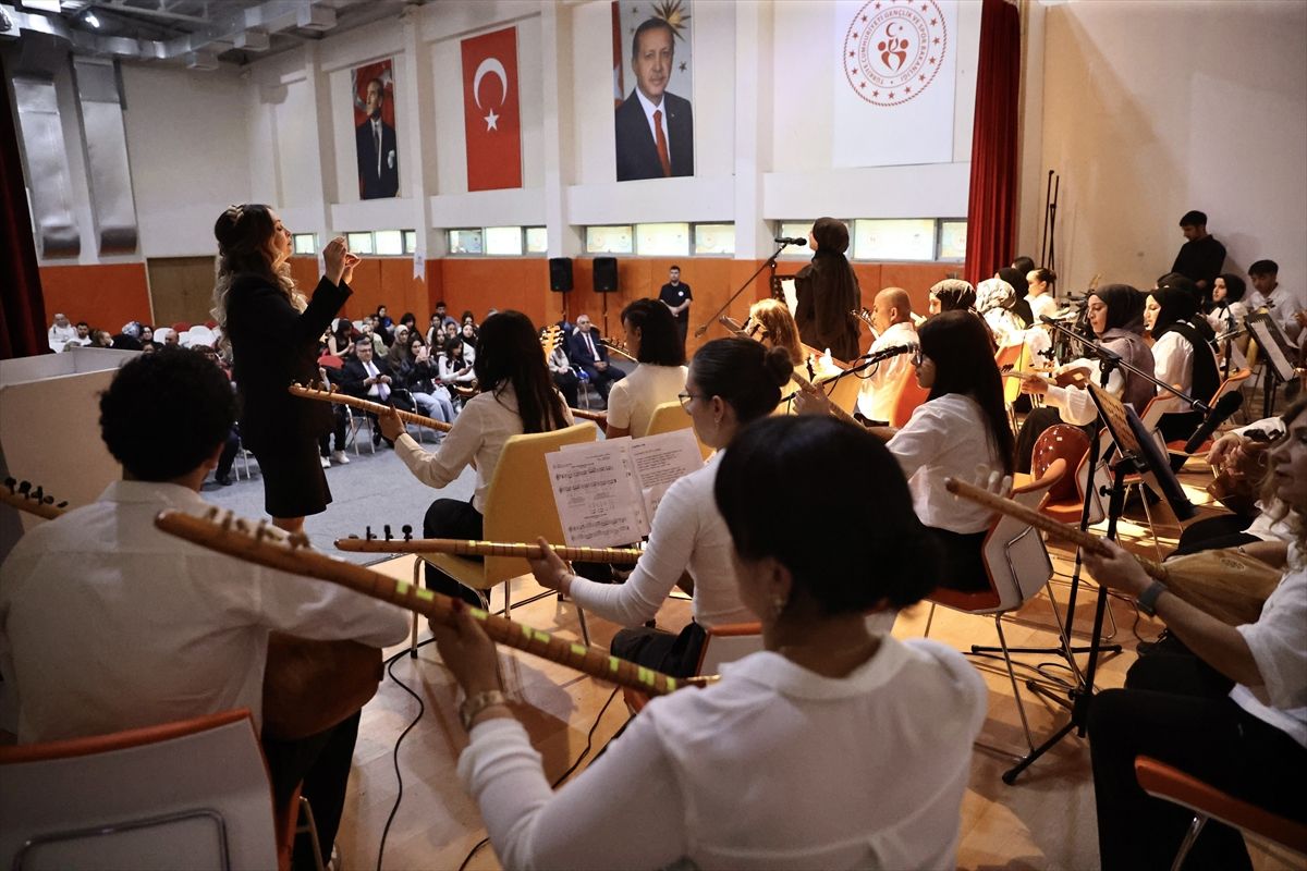 Sinop'ta üç kuşağı bir araya getiren bağlama ve gitar konseri düzenlendi