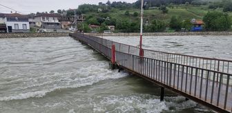 Tokat'ın Erbaa ilçesinde Kelkit Çayı üzerindeki yaya köprüsü ulaşıma kapatıldı