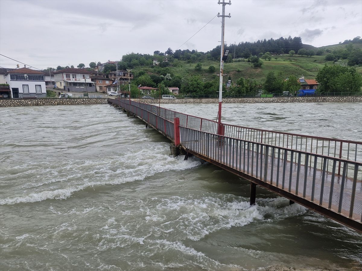 Tokat'ın Erbaa ilçesinde Kelkit Çayı üzerindeki yaya köprüsü ulaşıma kapatıldı