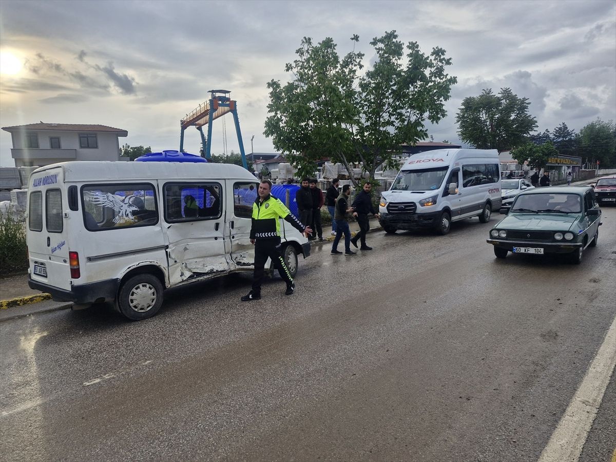Tokat'ta iki minibüs çarpıştı, 11 kişi yaralandı
