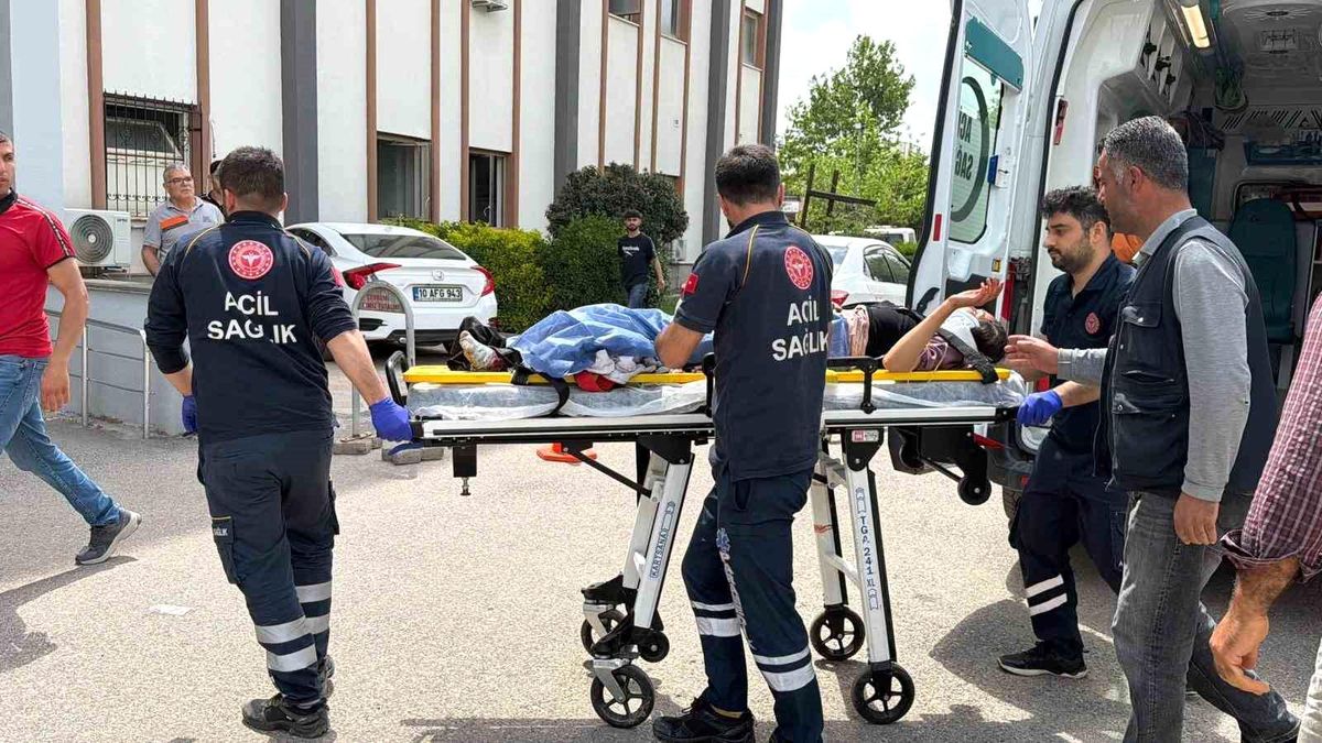 Traktör tekerinin altında kalan genç kız ağır yaralandı
