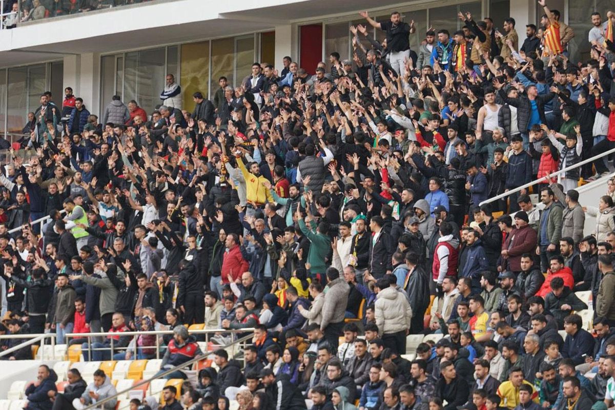 Tüm şehir kenetlendi! 40 otobüs, yüzlerce özel araçla Ankara'ya akın ediyorlar