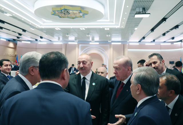 Cumhurbaşkanı Erdoğan, Kazakistan Cumhurbaşkanı Tokayev, Azerbaycan Cumhurbaşkanı Aliyev, Özbekistan Cumhurbaşkanı Mirziyoyev ve Kırgızistan Cumhurbaşkanı Caparov ile sohbet etti.