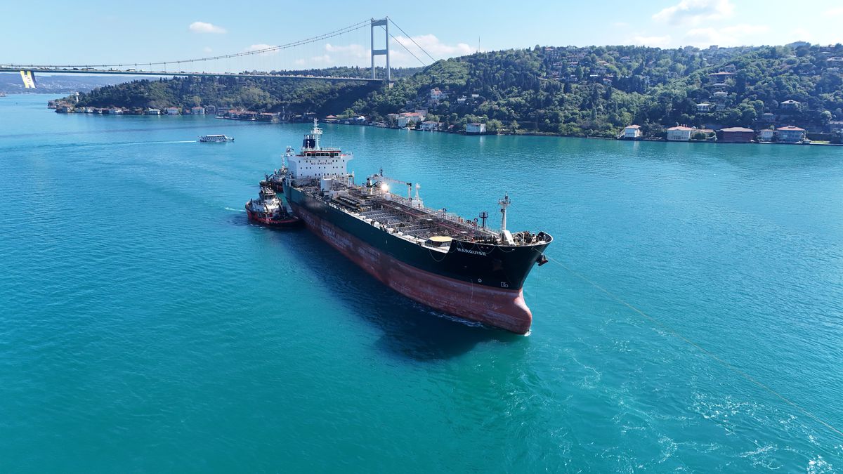 Drone saldırısına uğrayan gemi İstanbul Boğazı'nı kapattı