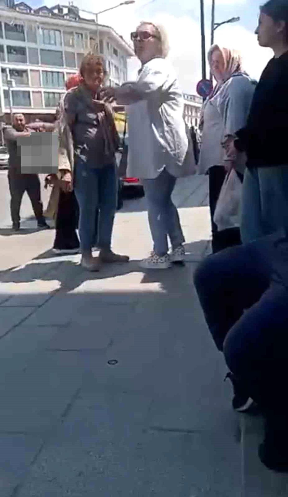 Üsküdar'da fast-food zinciri protestosunda gerginlik