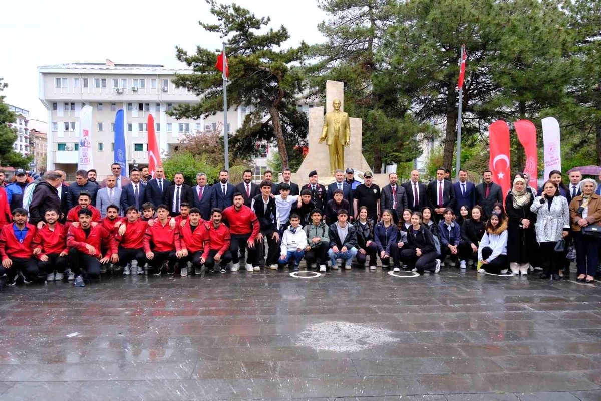 Van'da 19 Mayıs kutlamaları çelenk sunma töreniyle başladı