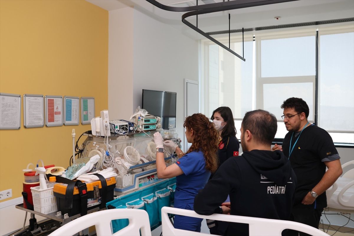 Van'da hastalanan 3,5 aylık bebek, ambulans uçakla İzmir'e sevk edildi
