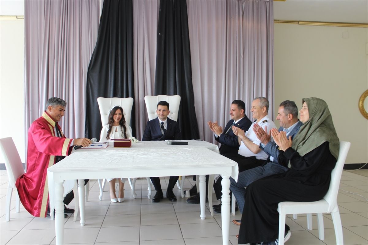 Yunak Kaymakamı Taşavlı, nikah şahidi oldu