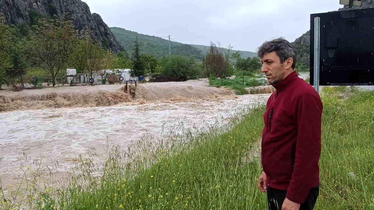 Zile'de Belpınar Barajı taştı, yollar göle döndü