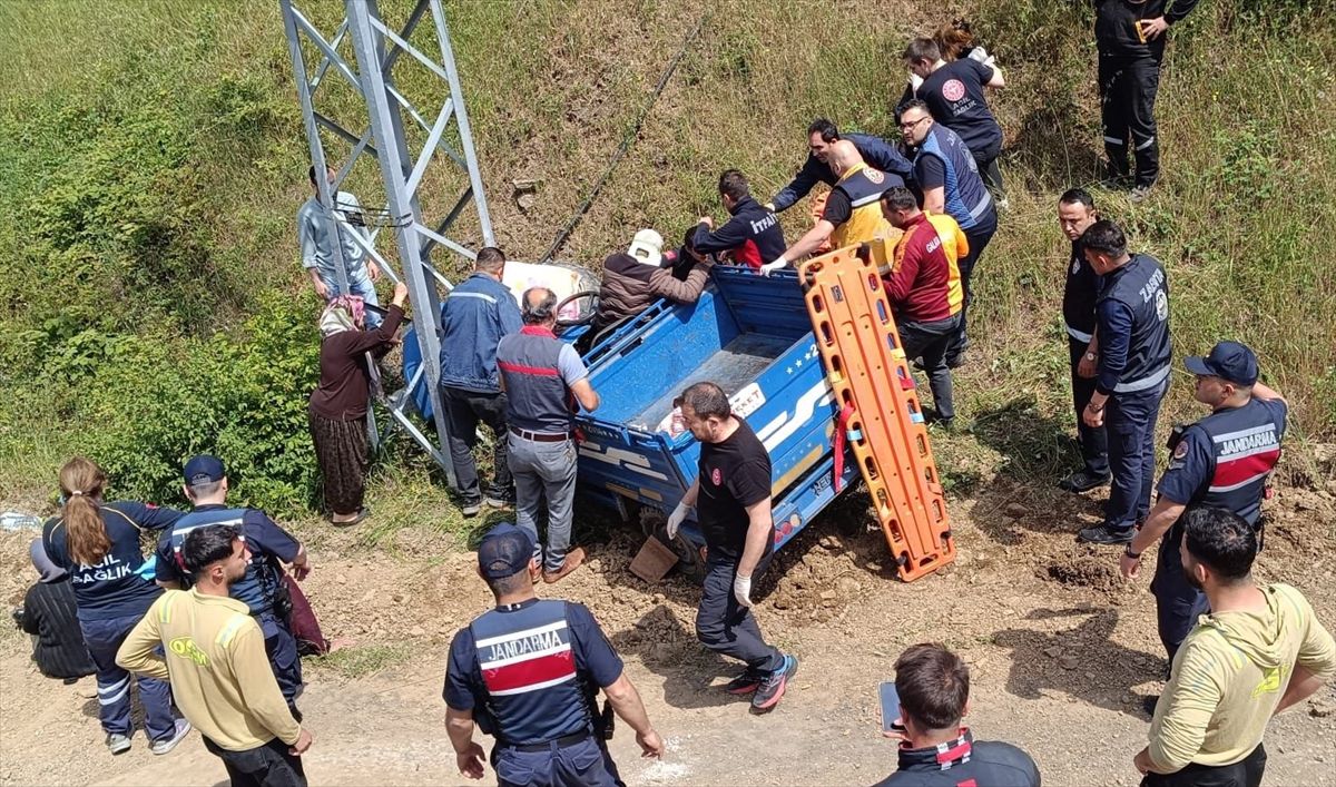 Zonguldak'ta elektrik direğine çarpan tarım aracında 6 kişi yaralandı