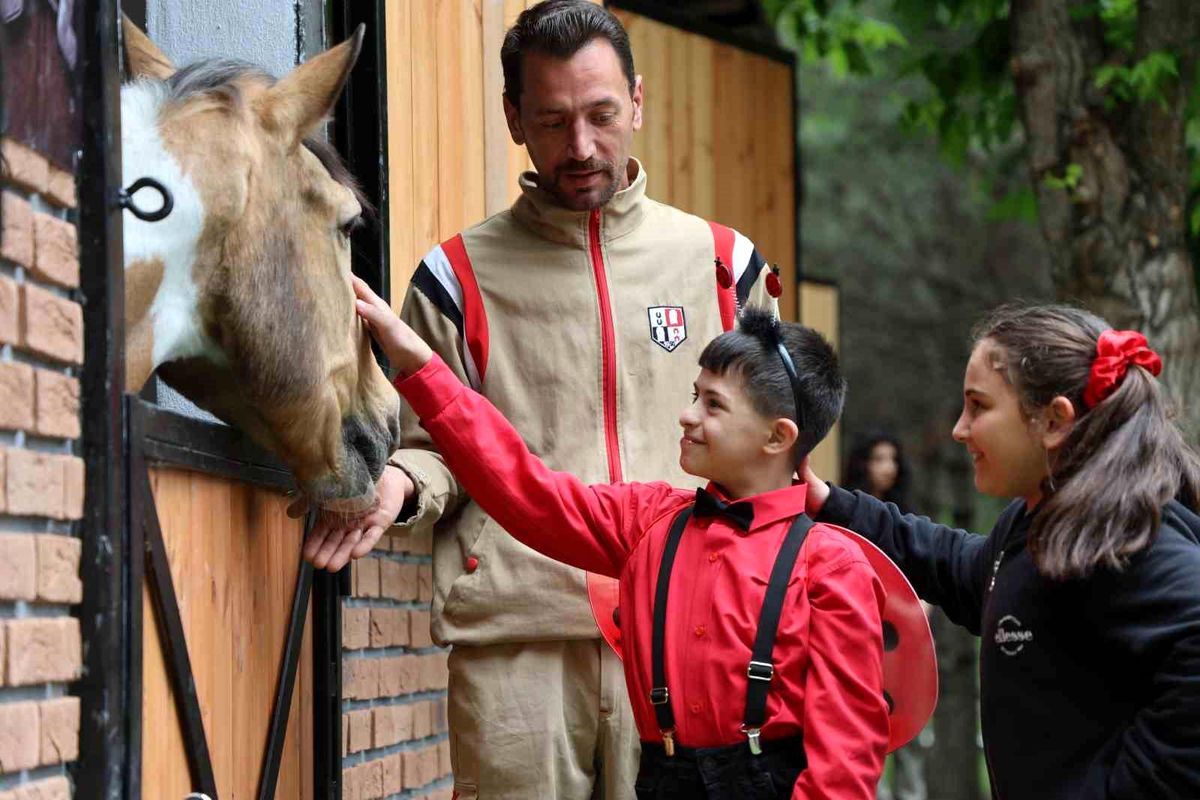 Akademisyenler ve özel çocuklar at terapisi etkinliğinde bir araya geldi
