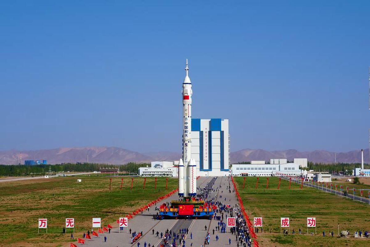 Albüm: Çin'in Shenzhou-23 Mürettebatlı Uzay Aracı Fırlatma Sahasına Nakledildi