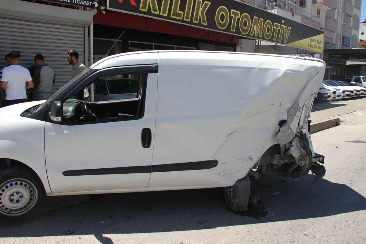 Antalya'da lastiği patlayan kamyonet kaza yaptı