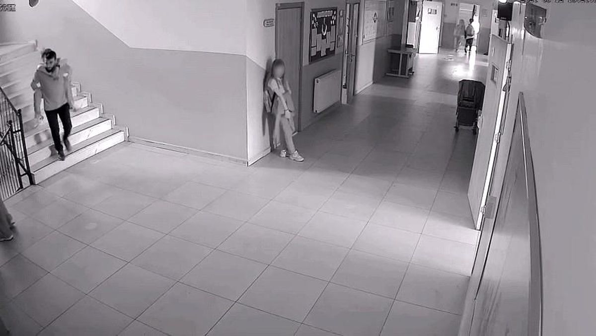 Asansör bozulunca engelli öğrencisini sırtında taşıdı