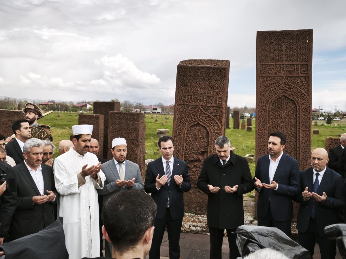 Bakan Çiftçi, 'Ahlat Selçuklu Meydan Mezarlığı'nı ziyaret etti