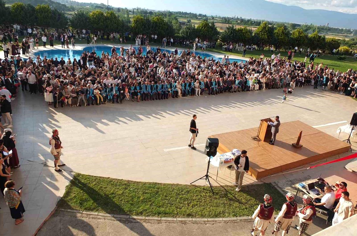 Balıkesir'de Uygulamalı Bilimler Fakültesi ilk mezunlarını verdi