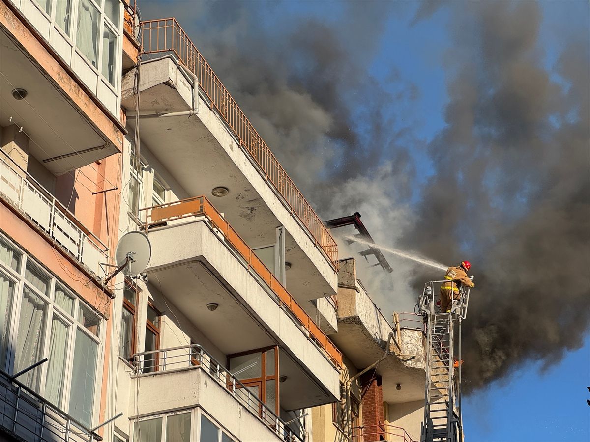 Bartın'da 5 katlı apartmanın çatı katında çıkan yangın söndürüldü