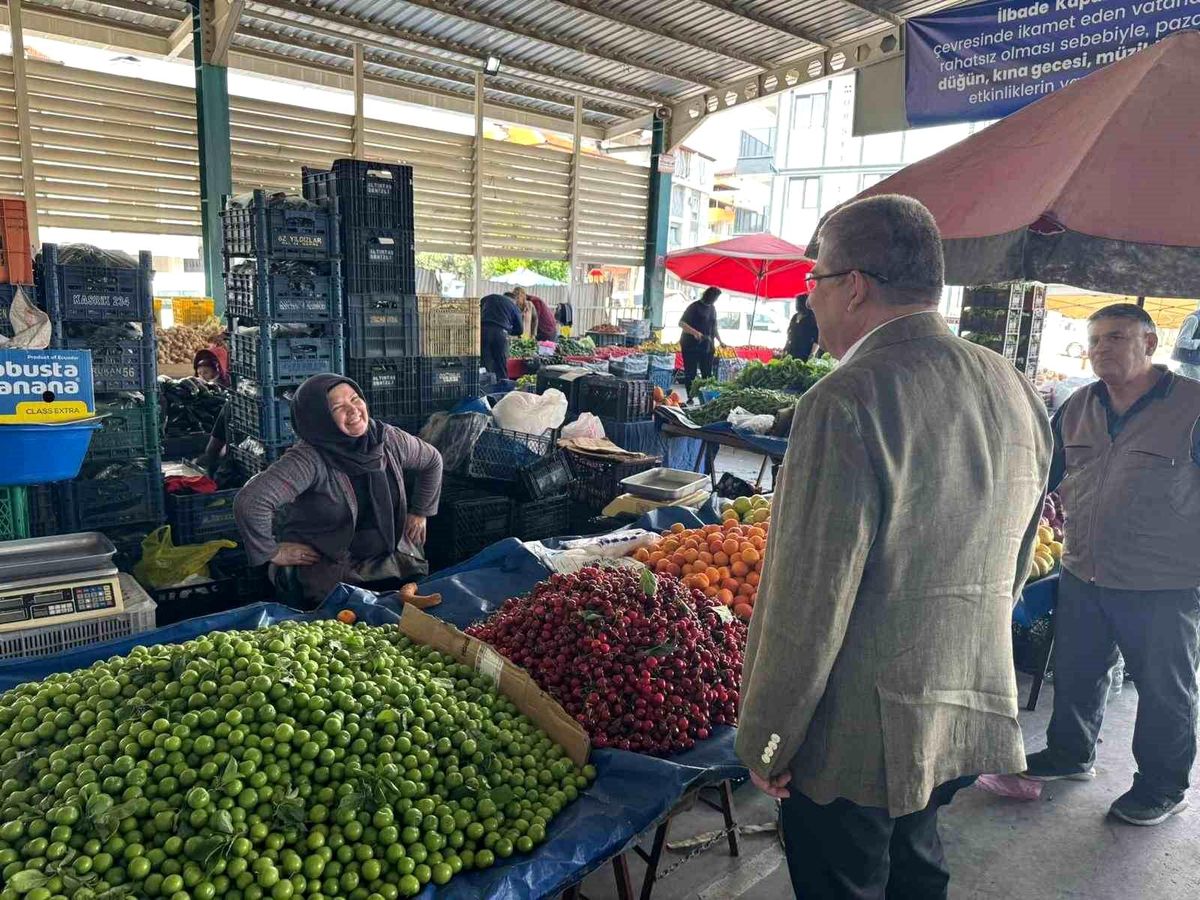 Başkan Subaşıoğlu pazar esnafı ve vatandaşlarla buluştu