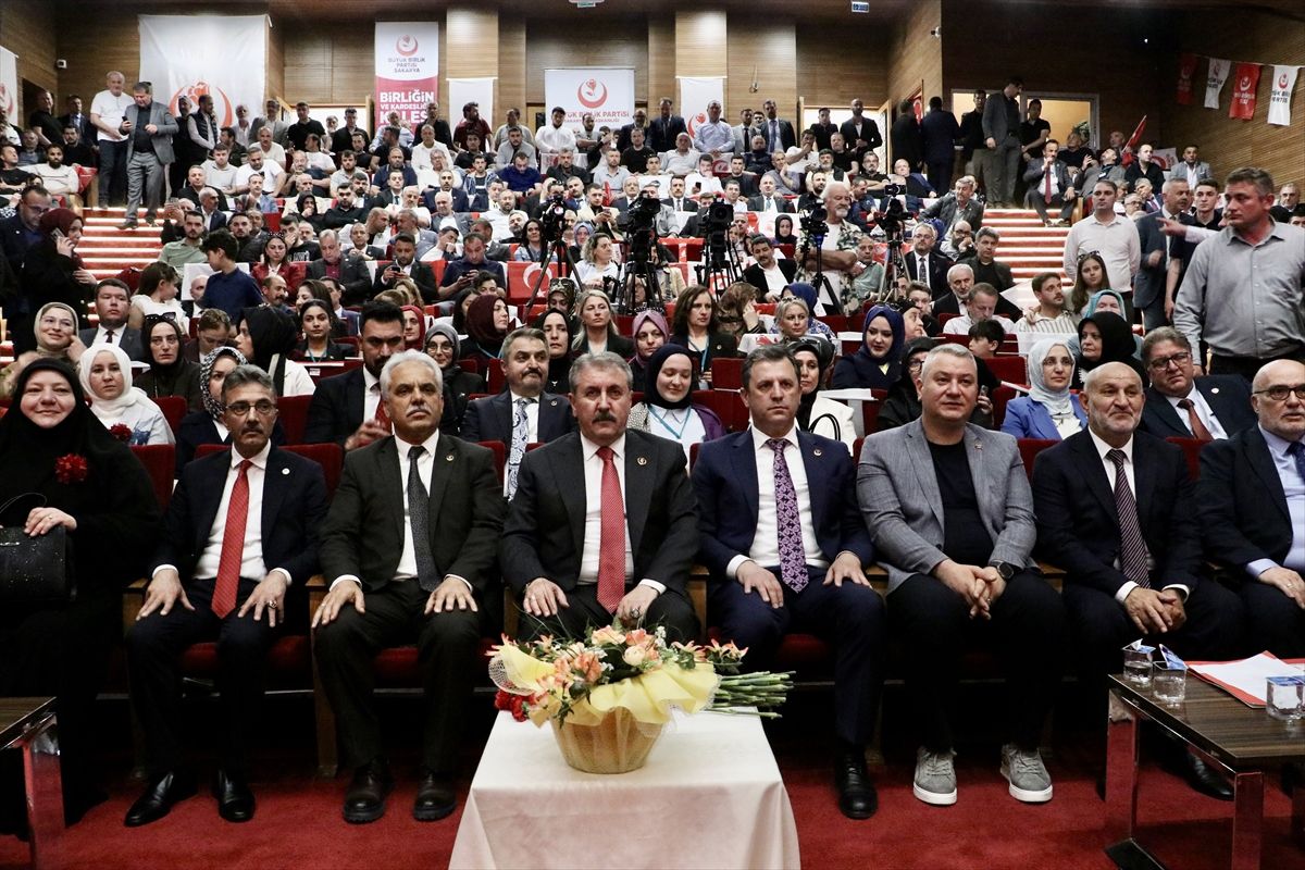 Destici: Türk bayrağı almayan bu milletin parçası olamaz
