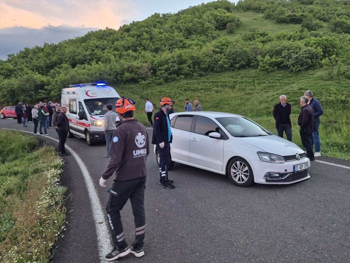 Bingöl'de çarpışan iki otomobildeki 8 kişi yaralandı