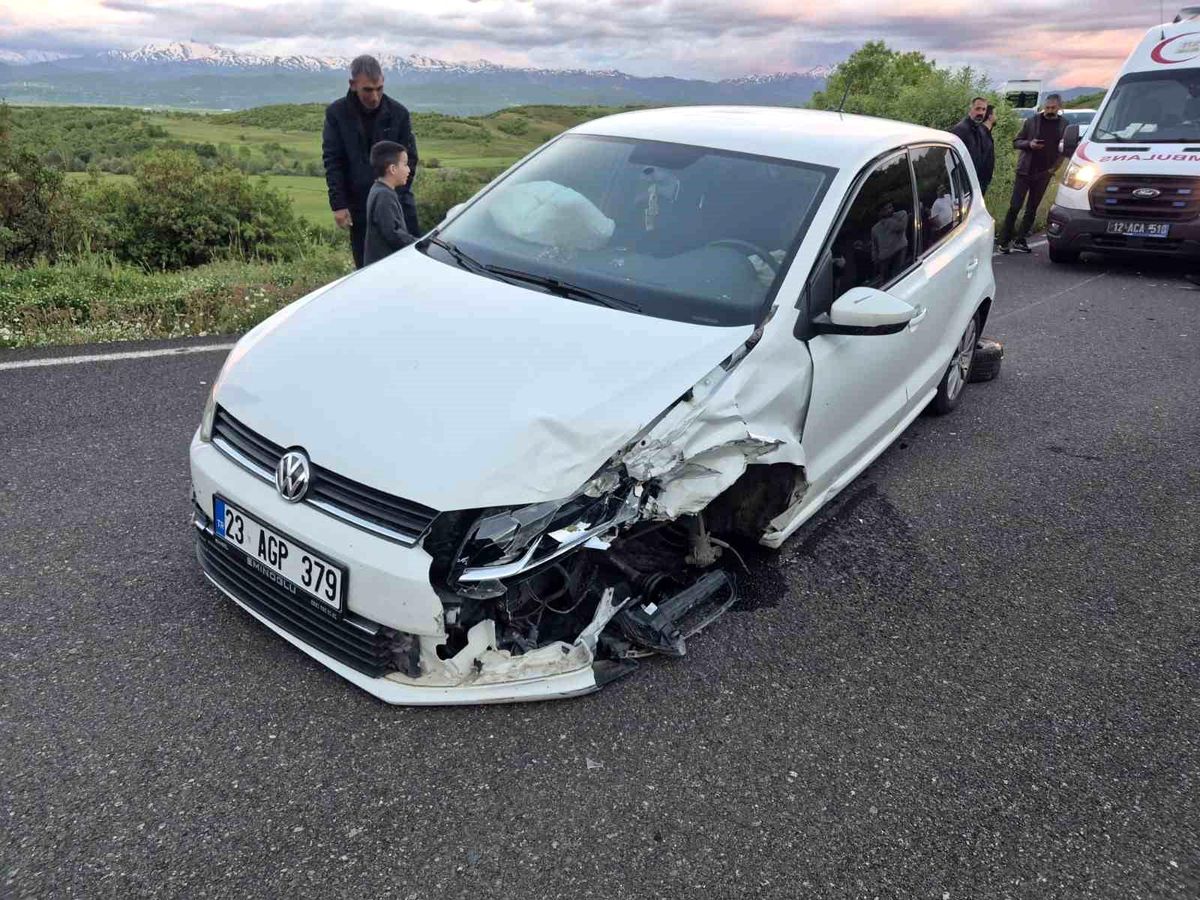 Bingöl'de iki araç çarpıştı: 9 yaralı