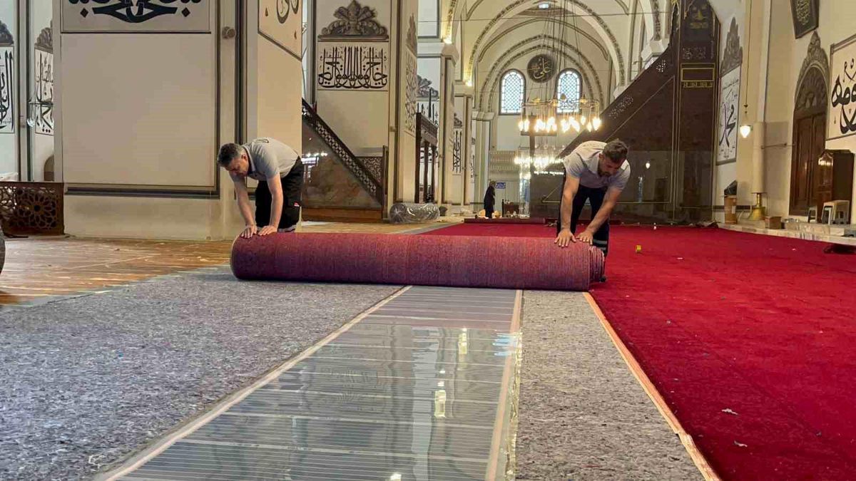 Bursa Ulucami'de halı yenileme çalışmaları başladı