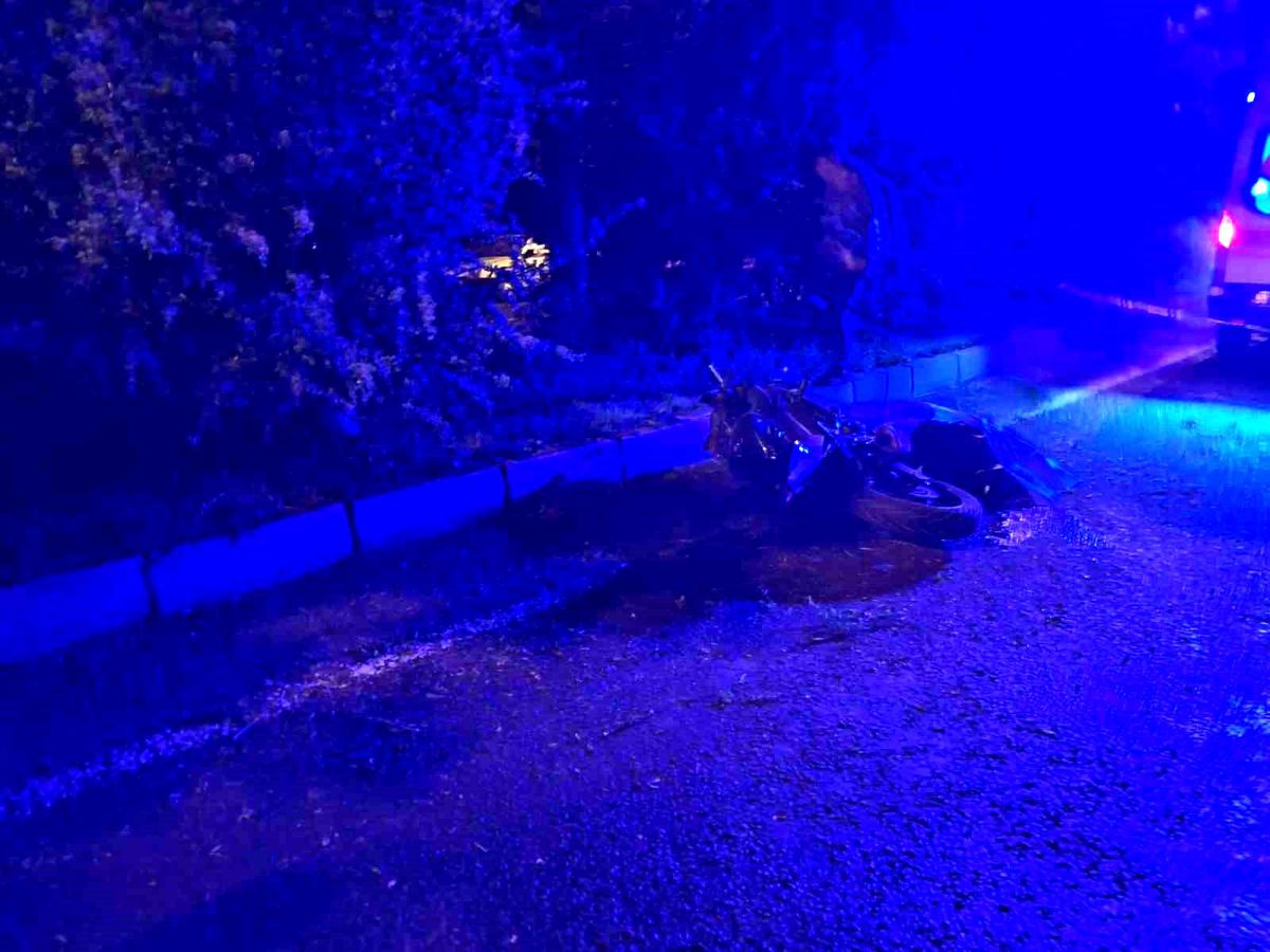 Devrilen motosiklet sürücüsü öldü