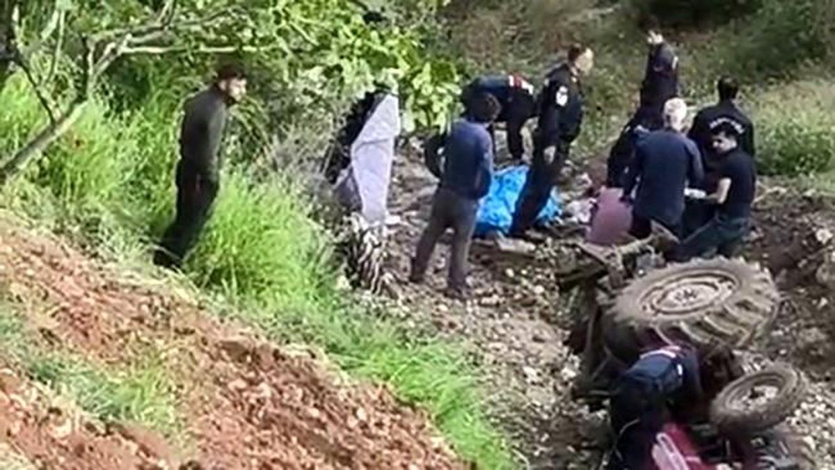 Devrilen traktörün sürücüsü hayatını kaybetti
