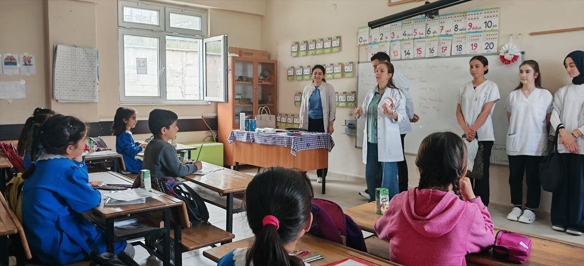 Diyarbakır'da öğrencilere bilinçli diş fırçalamanın önemi anlatıldı