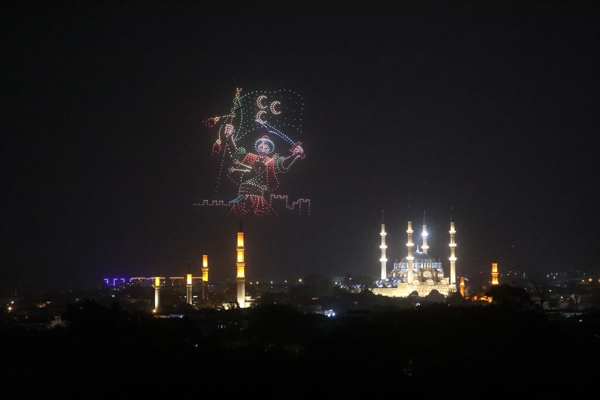 Edirne'de İstanbul'un fethinin 573. yıl dönümü sağanak altında coşkuyla kutlandı