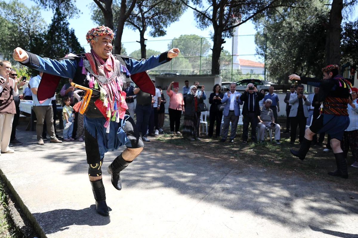 Efe kıyafeti giydiler, zeybekte buluştular