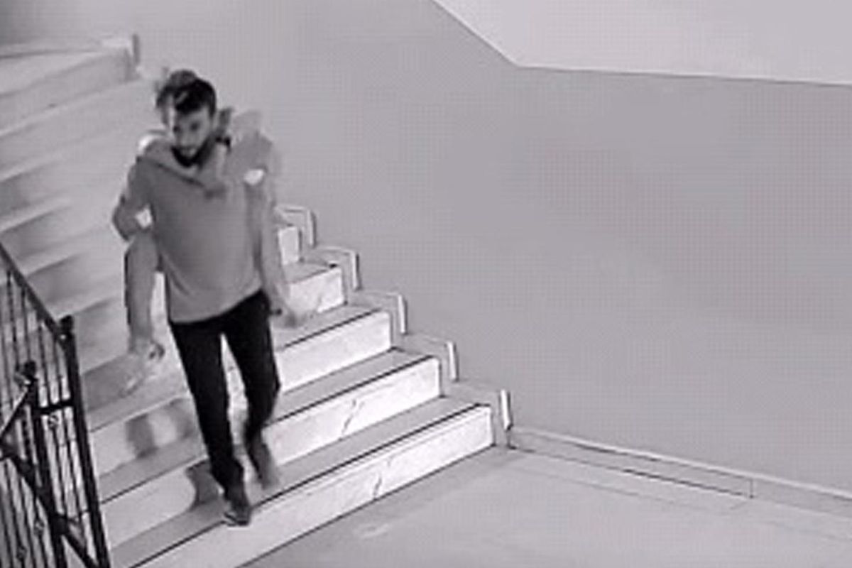 Müdür yardımcısı öğrencisini sırtında taşıdı